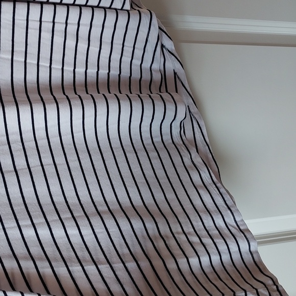 Luxe Essentials large sleeveless black white tank - Picture 5 of 8